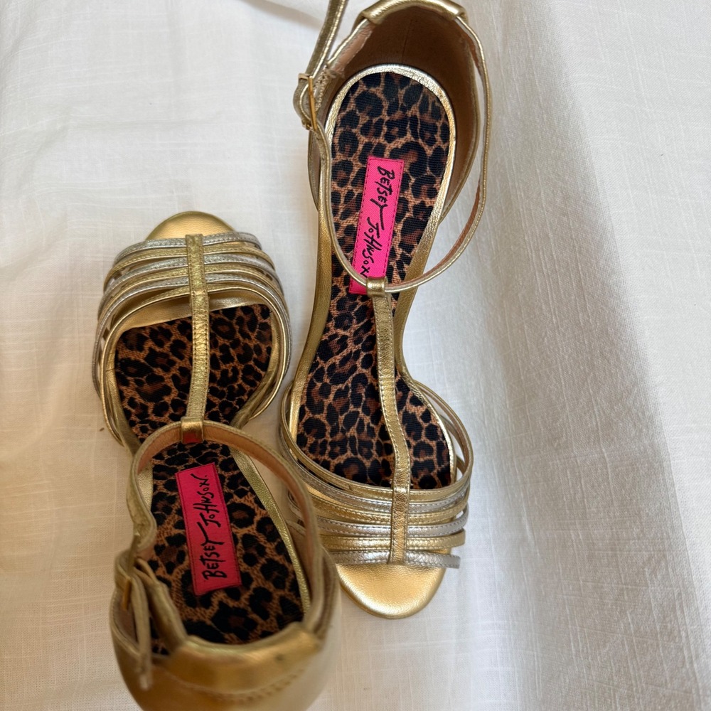 Betsey Johnson Stiletto Sandals 6M Gold Metallic T-Strap wedding formal gala - Picture 12 of 15